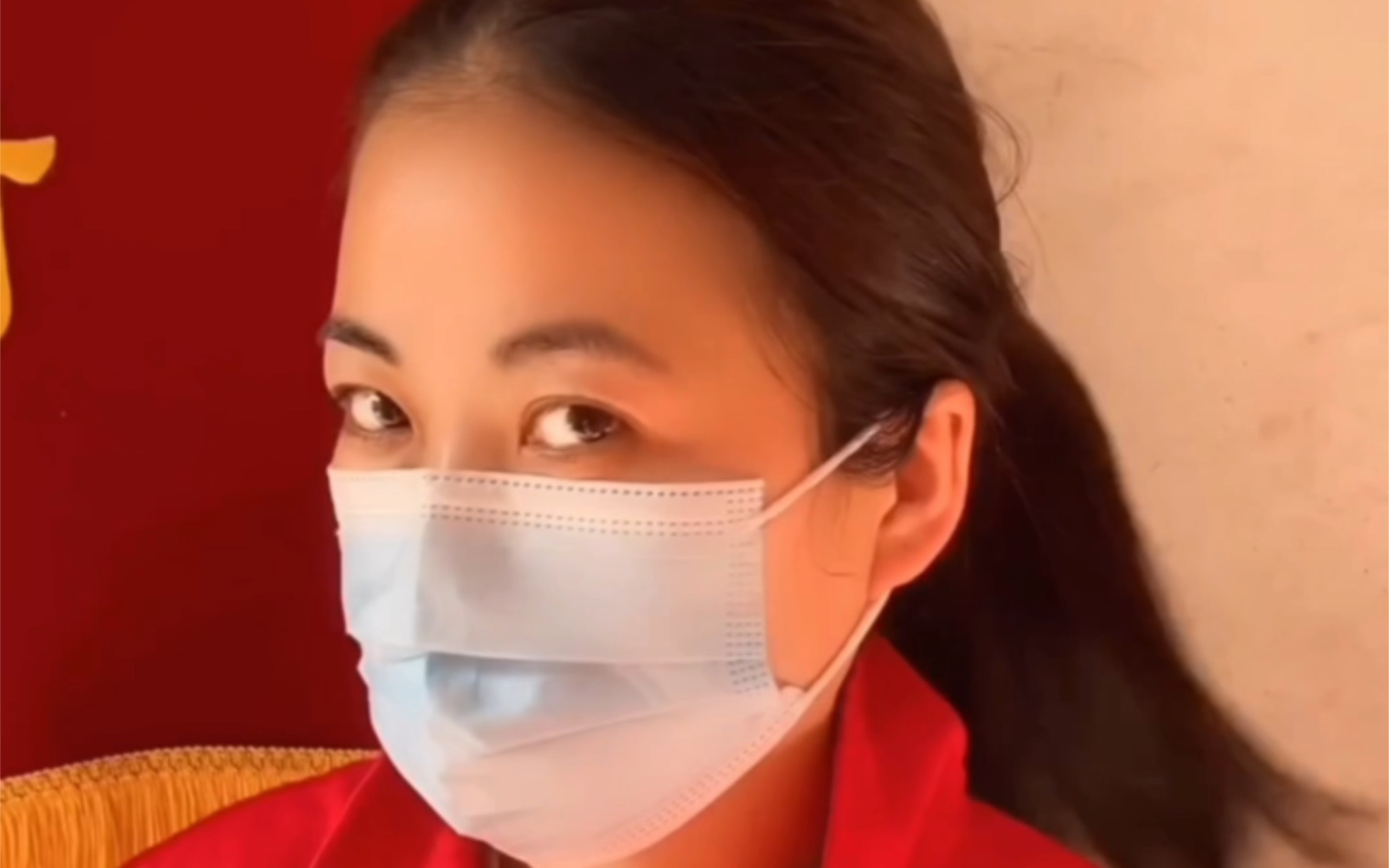 中国民间女焊工展示一条摇把鱼鳞焊