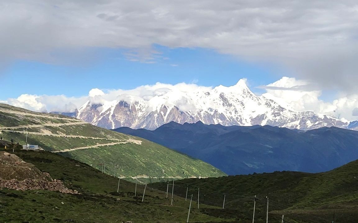 [图]色季拉山属于念青唐古拉山脉，色季拉山国家森林公园位于西藏林芝县，处于其腹部地带的鲁朗林海观景台，是观云海，林海，花海以及南迦巴瓦峰和加拉白垒峰两座雪峰的最佳位置