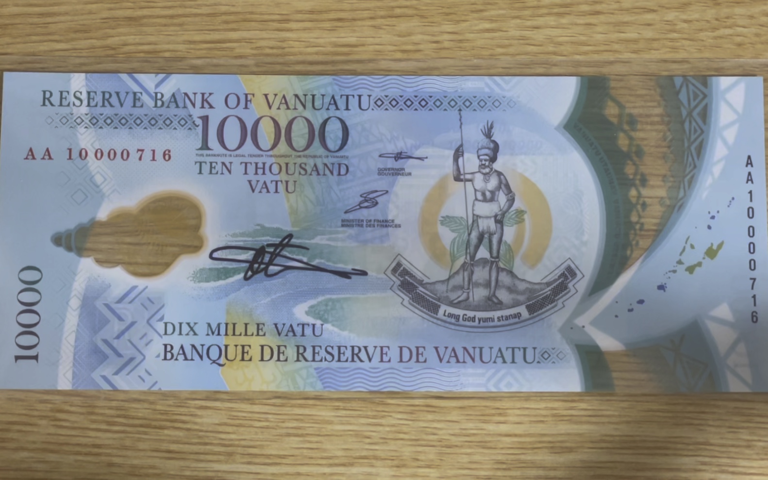 这次讲的10000瓦图面值的手签版是瓦努阿图央行行长的亲笔签名.
