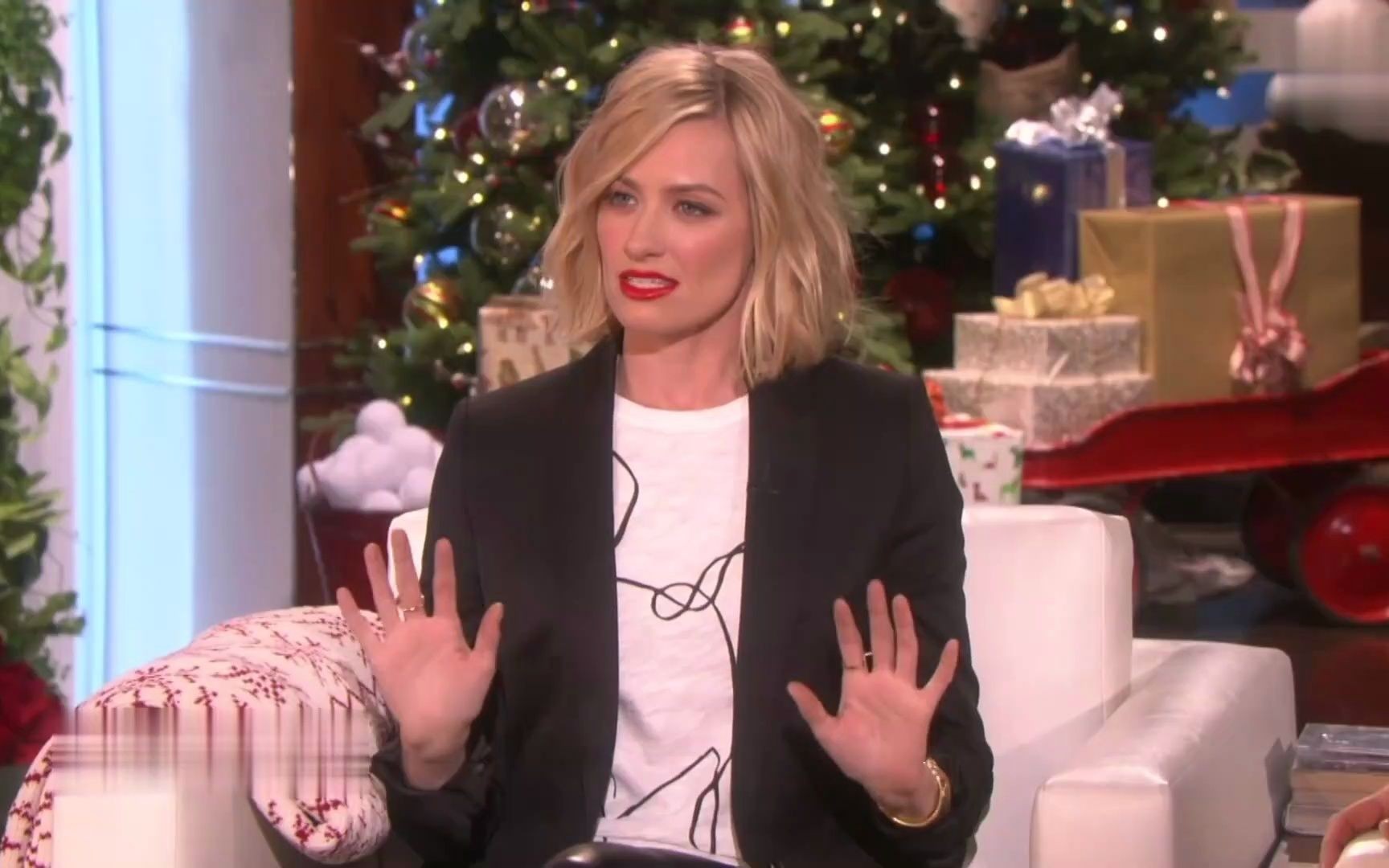 卡洛琳的扮演者贝丝·比厄作为主持人回顾她最喜欢的访谈综艺时刻!