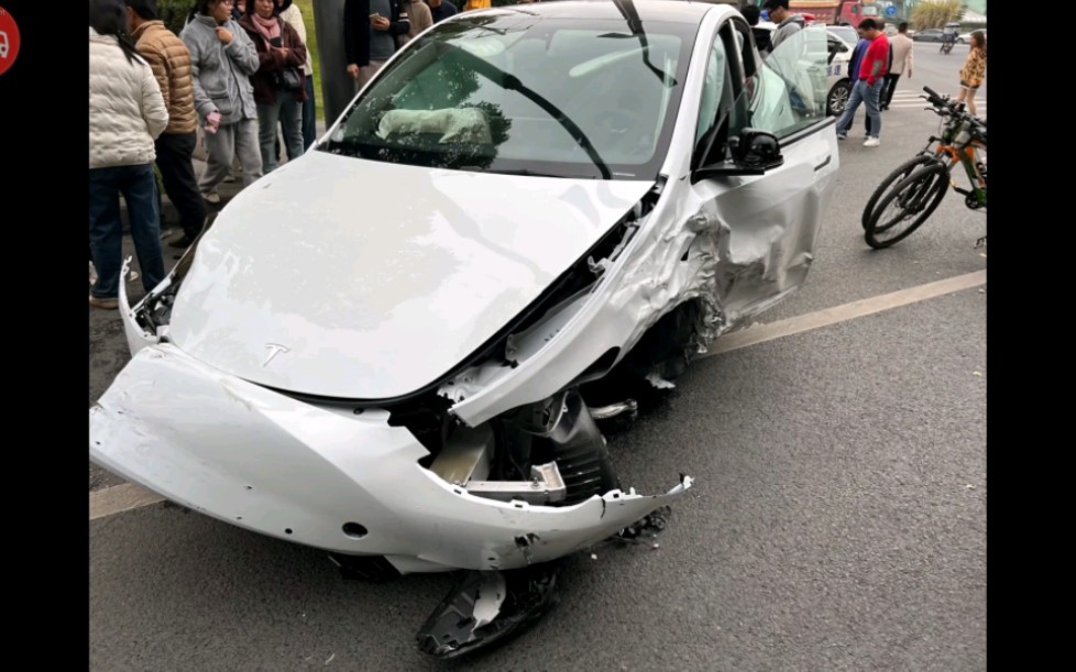 交通安全警示:11月25日四川成都:一辆特斯拉失控连撞11车,3人受轻伤