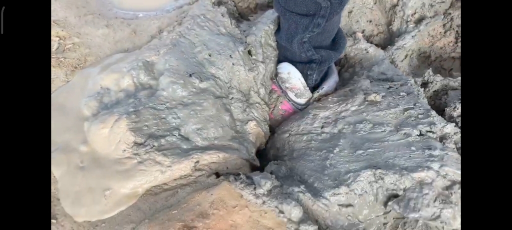 运动鞋踩泥