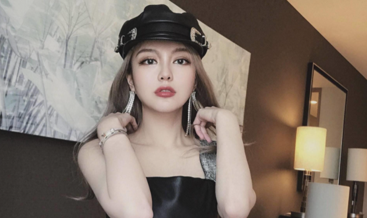 周扬青晒浪漫烛光晚餐,穿深v吊带大秀性感,防走光花式遮事业线