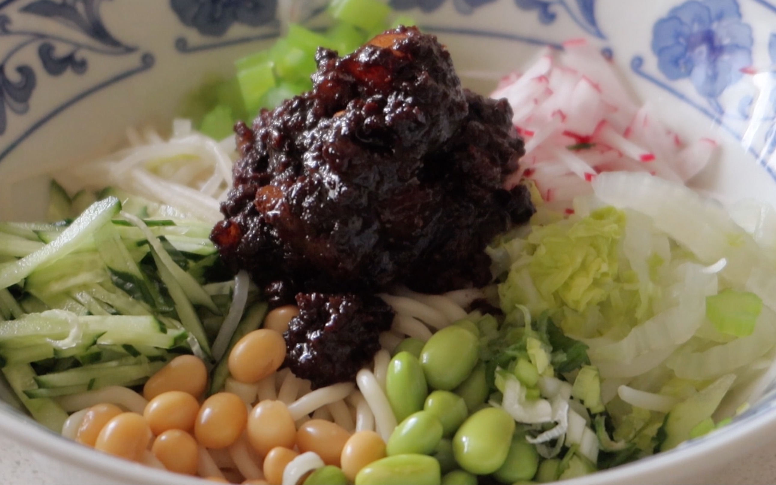 复刻大董的老北京炸酱面,1斤酱配3斤肉,大肉丁和丰盛面码吃着太爽了