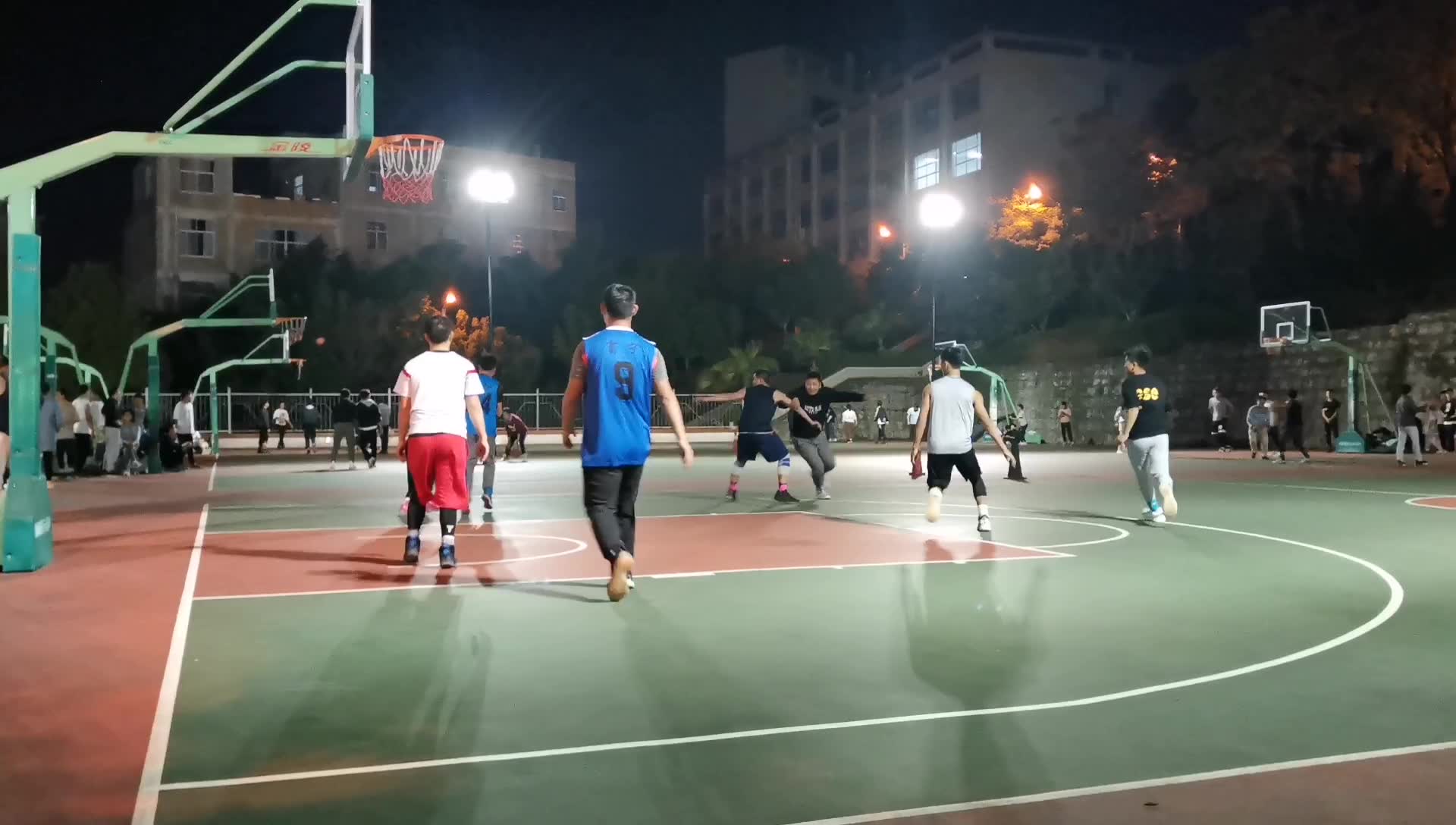 活动  每个大学的篮球场都有一个最强的场