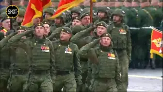 Скачать видео: 今年红场阅兵最亮眼最威武的方阵——特别军事行动参与者方阵（ 由7 名俄罗斯英雄和24名勇气勋章获得者领头）