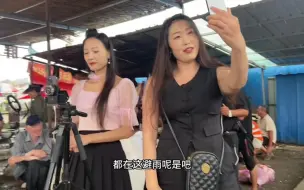 Télécharger la video: 今天费县大集下暴雨，几个农民工大哥没有喝尽兴