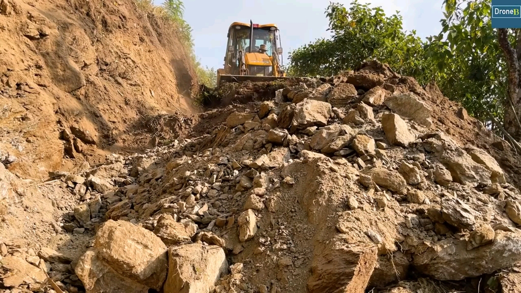 男人的快乐就是这么简单 推土机开山修路