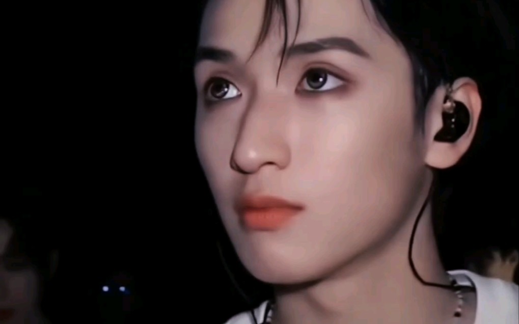 举起你的酒杯,我们帅到九十九岁",谁懂飞天茅台有多配这几秒的严浩翔