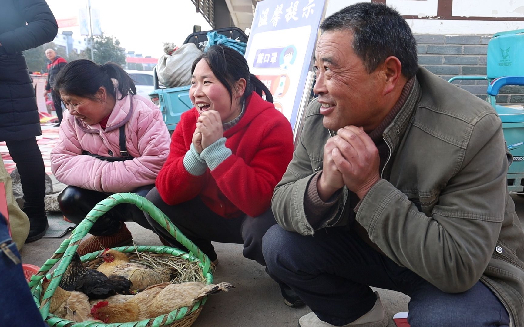 胖妹早起去赶集,母女2人去卖鸡,忙活半天一只没卖掉,相当尴尬哔哩哔哩bilibili