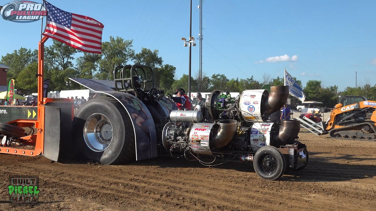 会喷火的改装拖拉机