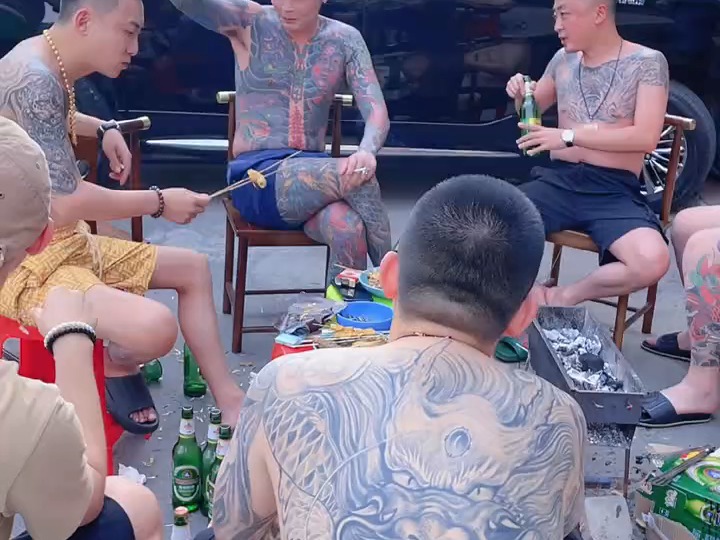 王老大伏天与兄弟一起吃烧烤