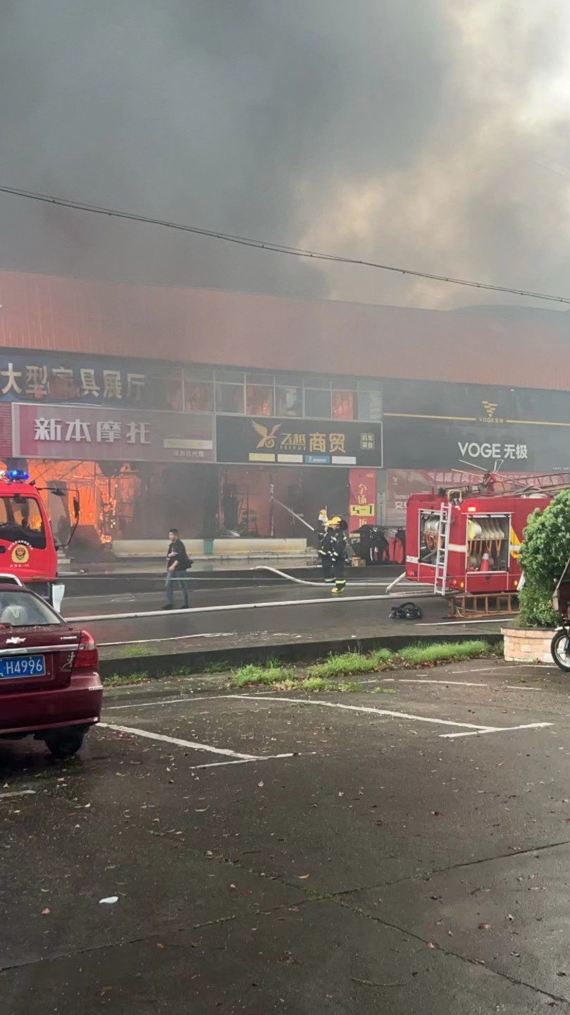 湖南省湘潭市株易路口摩托车大市场突发大火,多家商铺付之一炬,预计损失价值上亿.哔哩哔哩bilibili