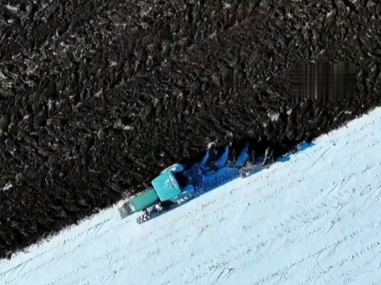 近日,北大荒集团八五二农场,翻转犁分割了黑土地与白雪,太壮观了!哔哩哔哩bilibili