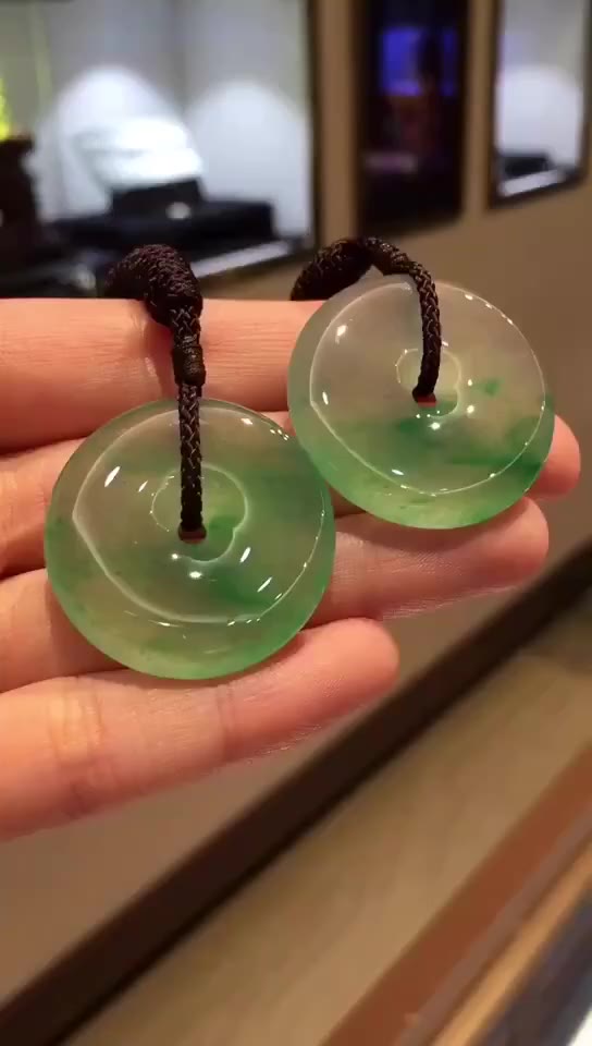 翡翠帝王绿平安扣