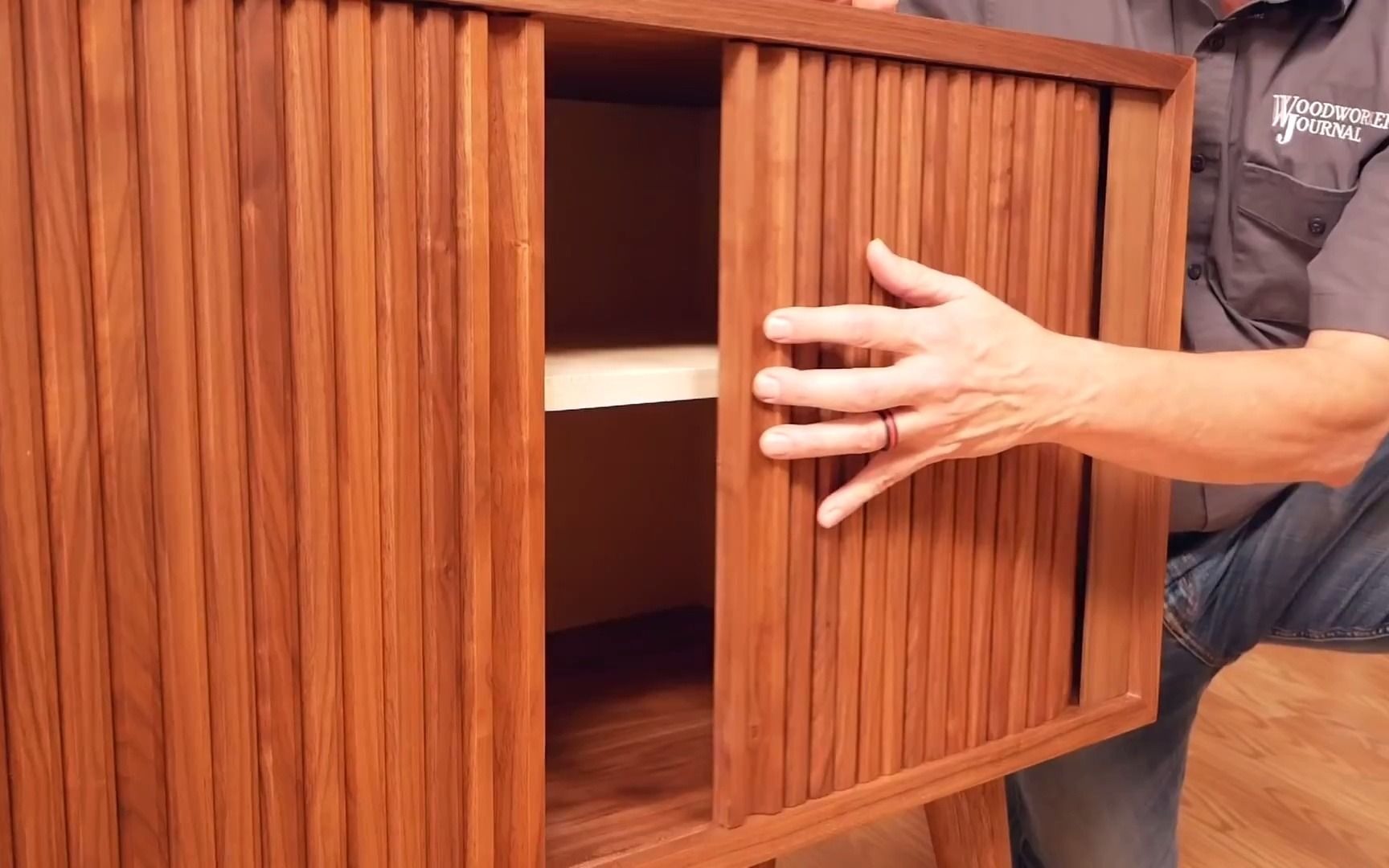 [图]制作一个上世纪中叶风格的卷帘门矮柜 Build a Mid-Century Tambour Cabinet - Complete Project Build