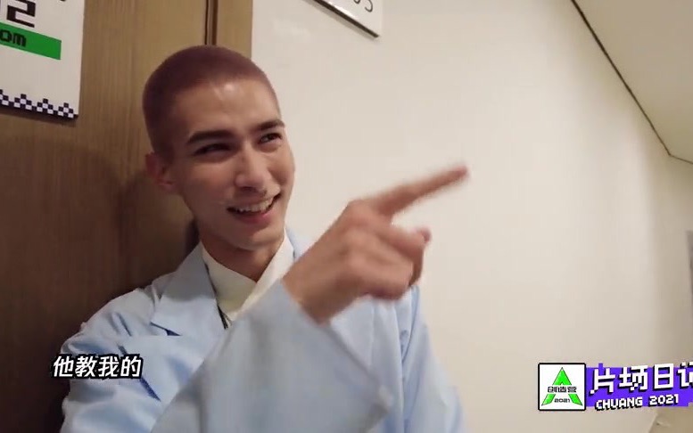 【片场】《醉拳》米卡自我介绍中文好标准 魏子越好可爱