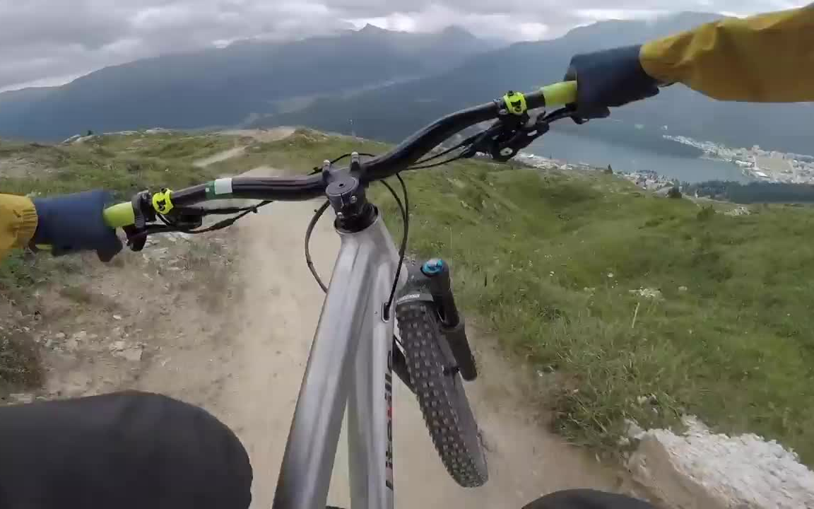 那蜿蜒的瑞士山道上 @红牛作死队 用或其他应用扫描二维码 点赞 https