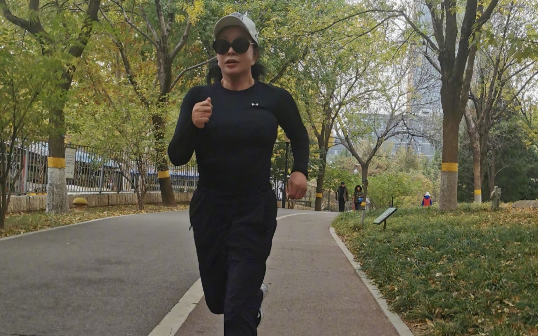 71岁刘晓庆坚持晨跑,穿健身衣外形太优越,一脸素颜依旧年轻