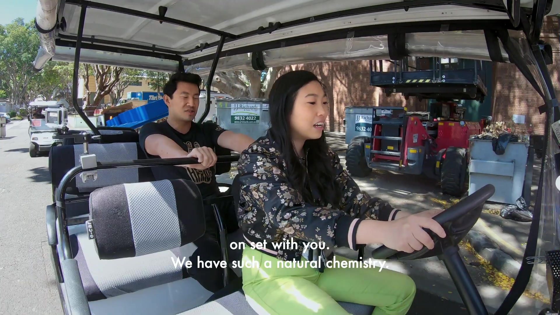 [图]Shang-Chi and the Legend of the Ten Rings: Awkwafina’s Golf Cart Tour - Official