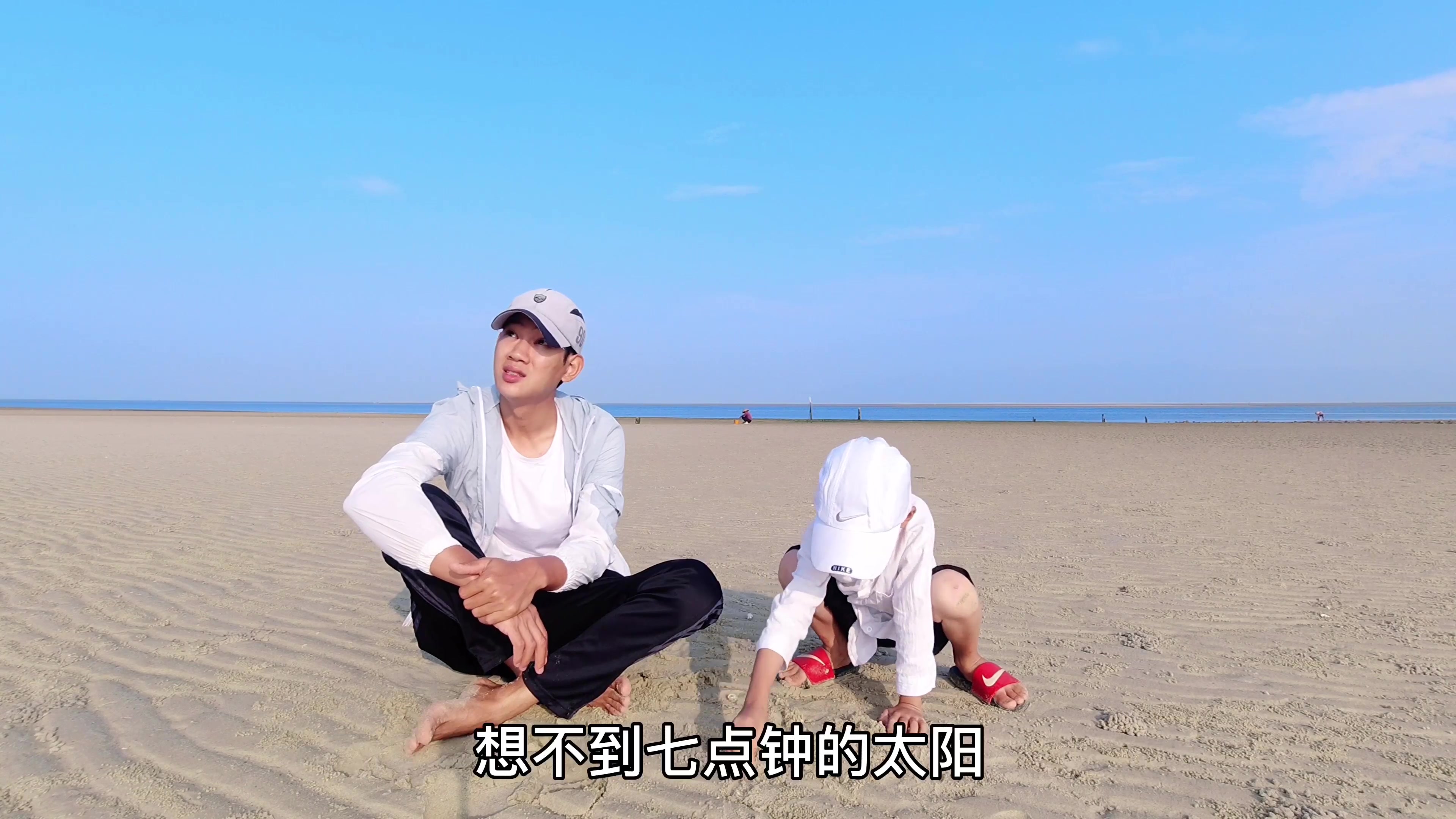 阿聪带儿子赶海万米沙滩下全是值钱货捞都捞不完爽爆了