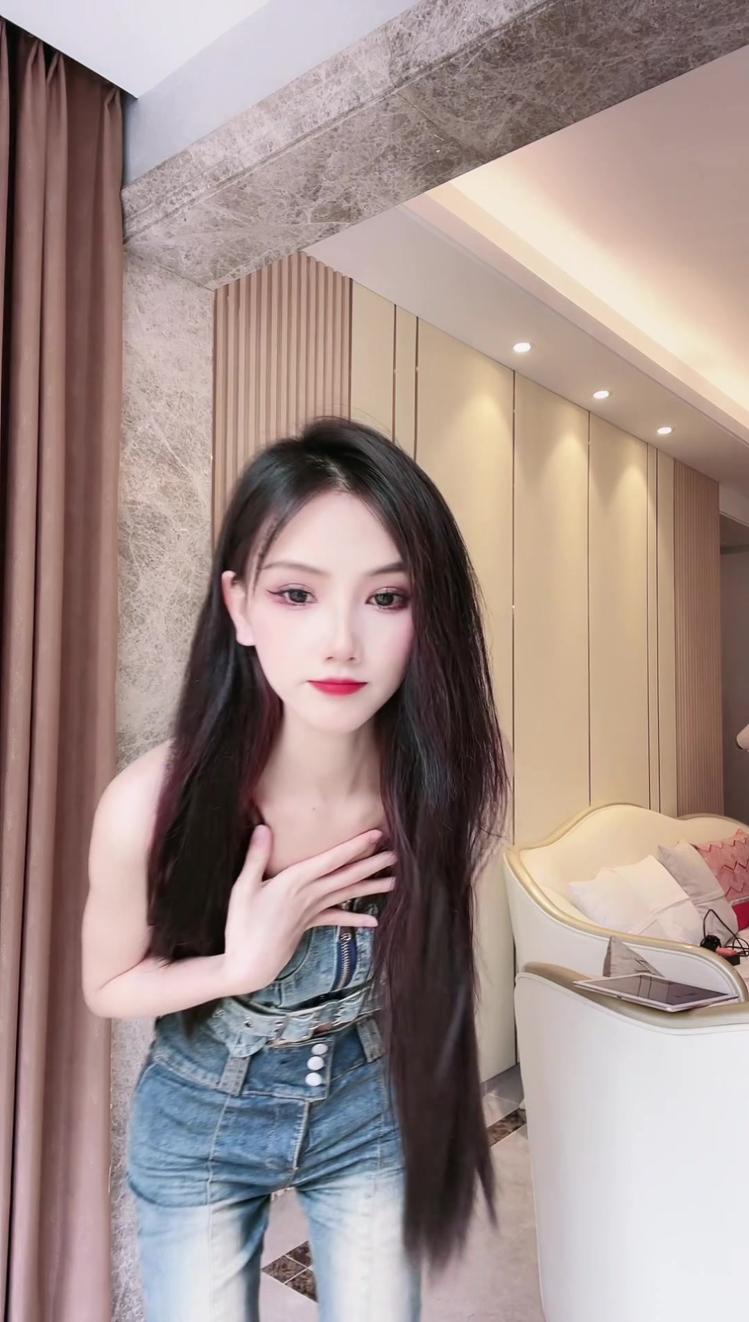 涵宝贝今天素颜化妆直播220406