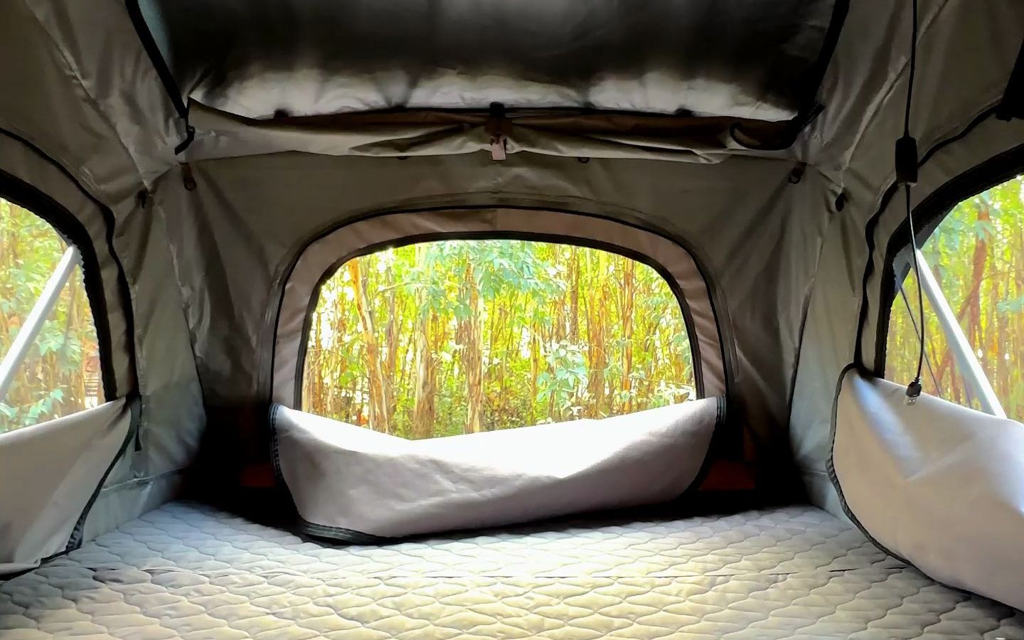 太靓了!大众高尔夫安装秋野地轻舟车顶帐篷,小型轿车也可以玩自驾游