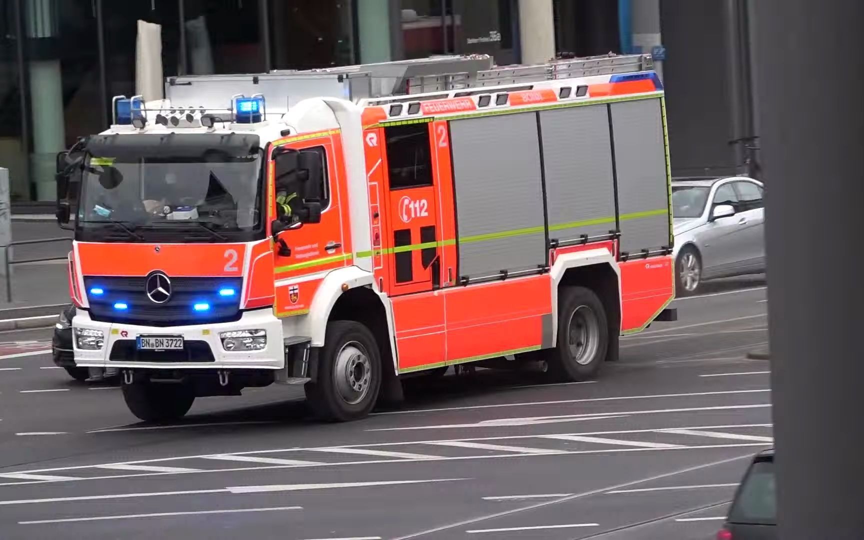 波恩第2消防站tlf3000消防车一般鸣笛路过 2021.12.