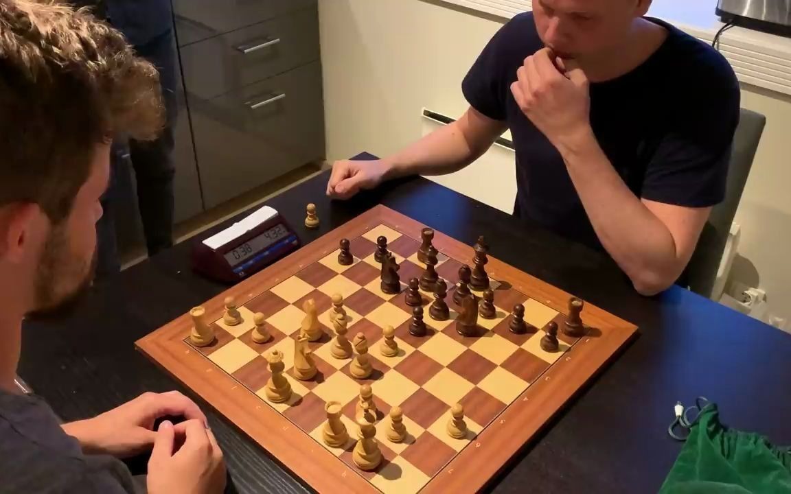 [图]世界冠军23秒速胜业余棋手