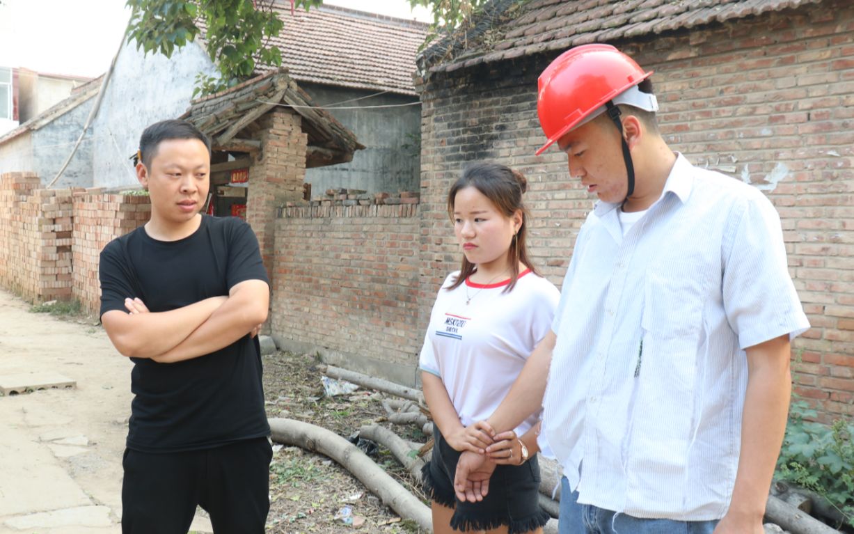 [图]农民工被女友的家人看不起，只因没车没房没存款，女友做法感人