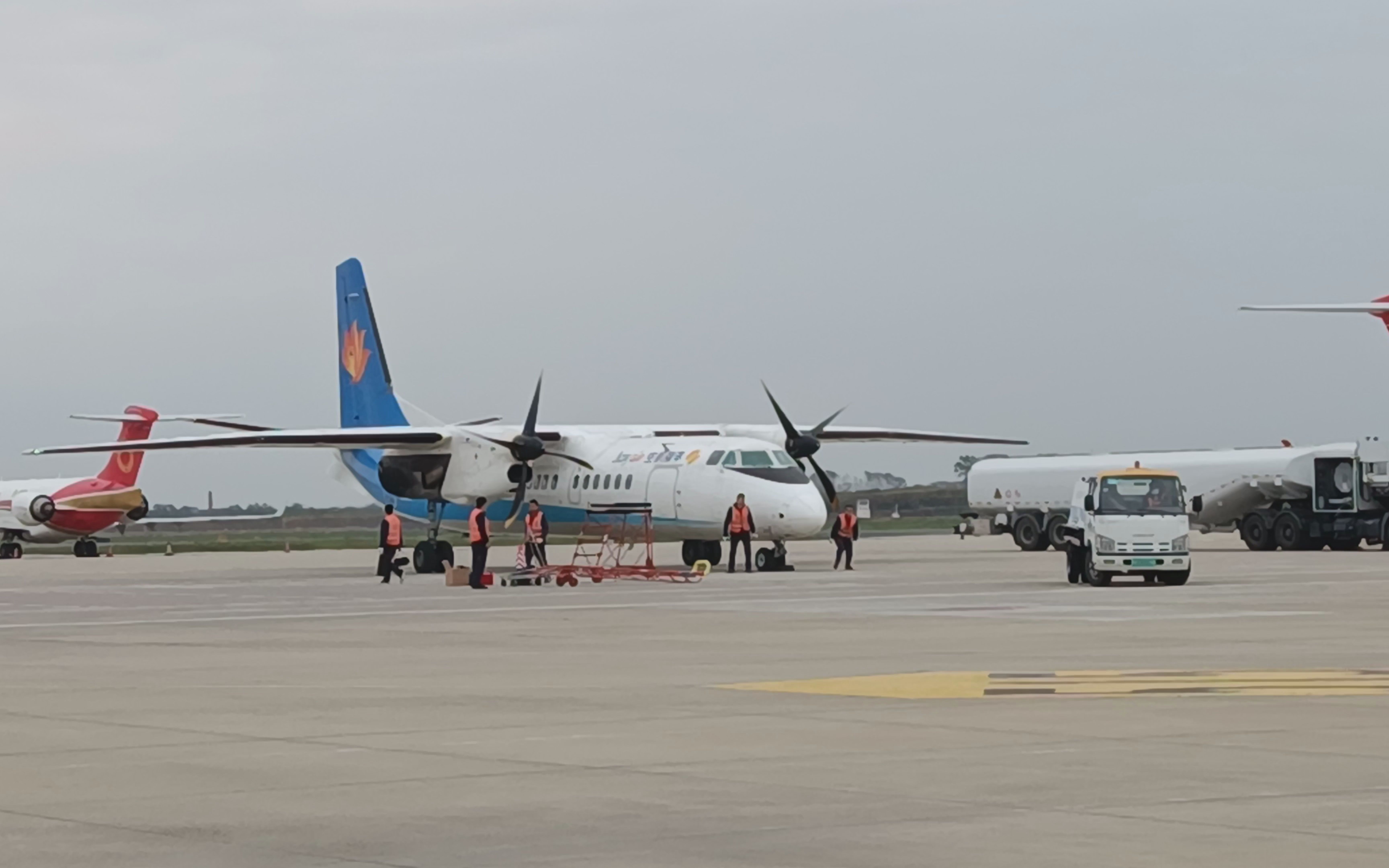国产运7运输机改进型新舟60支线客机降落哈尔滨太平国际机场