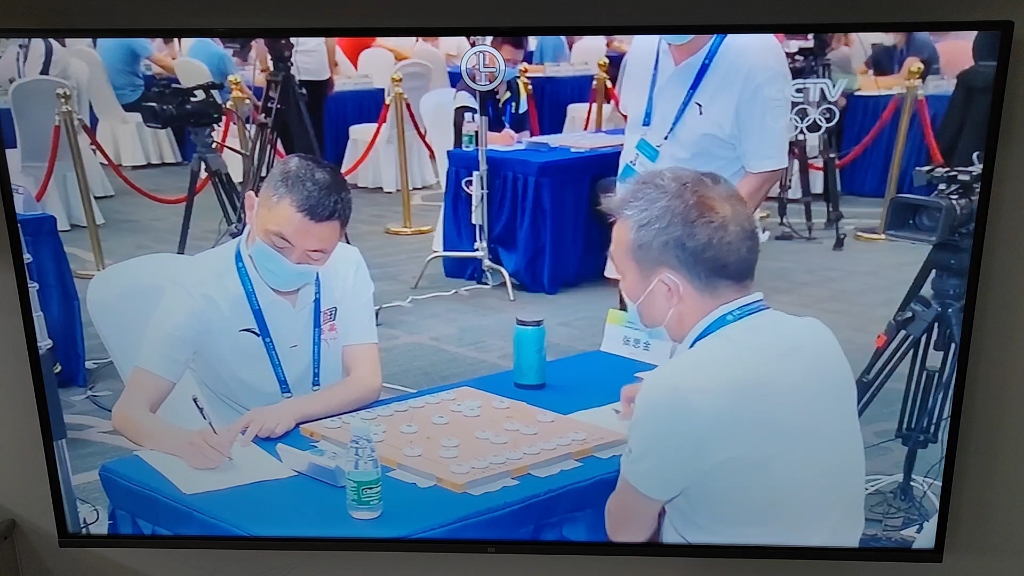 央视对全运会象棋的报道:团体赛冠军由王天一,赵鑫鑫,黄竹风组成的