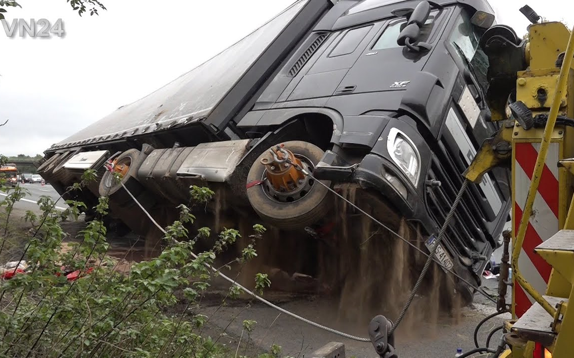 【事故救援】德国a2高速上的一起达夫半挂车侧翻事故 车祸事故现场