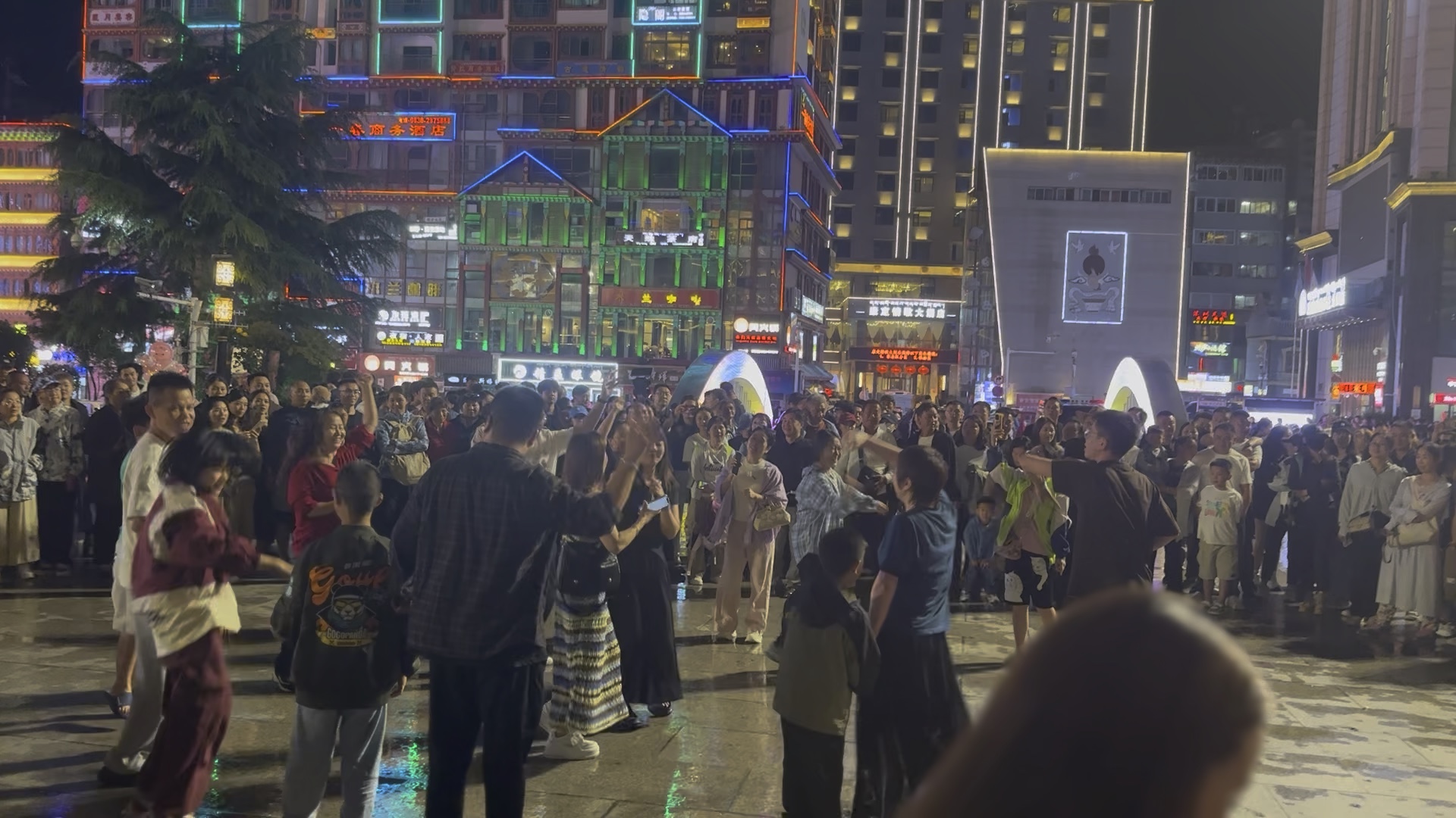 康定情歌广场,传递快乐