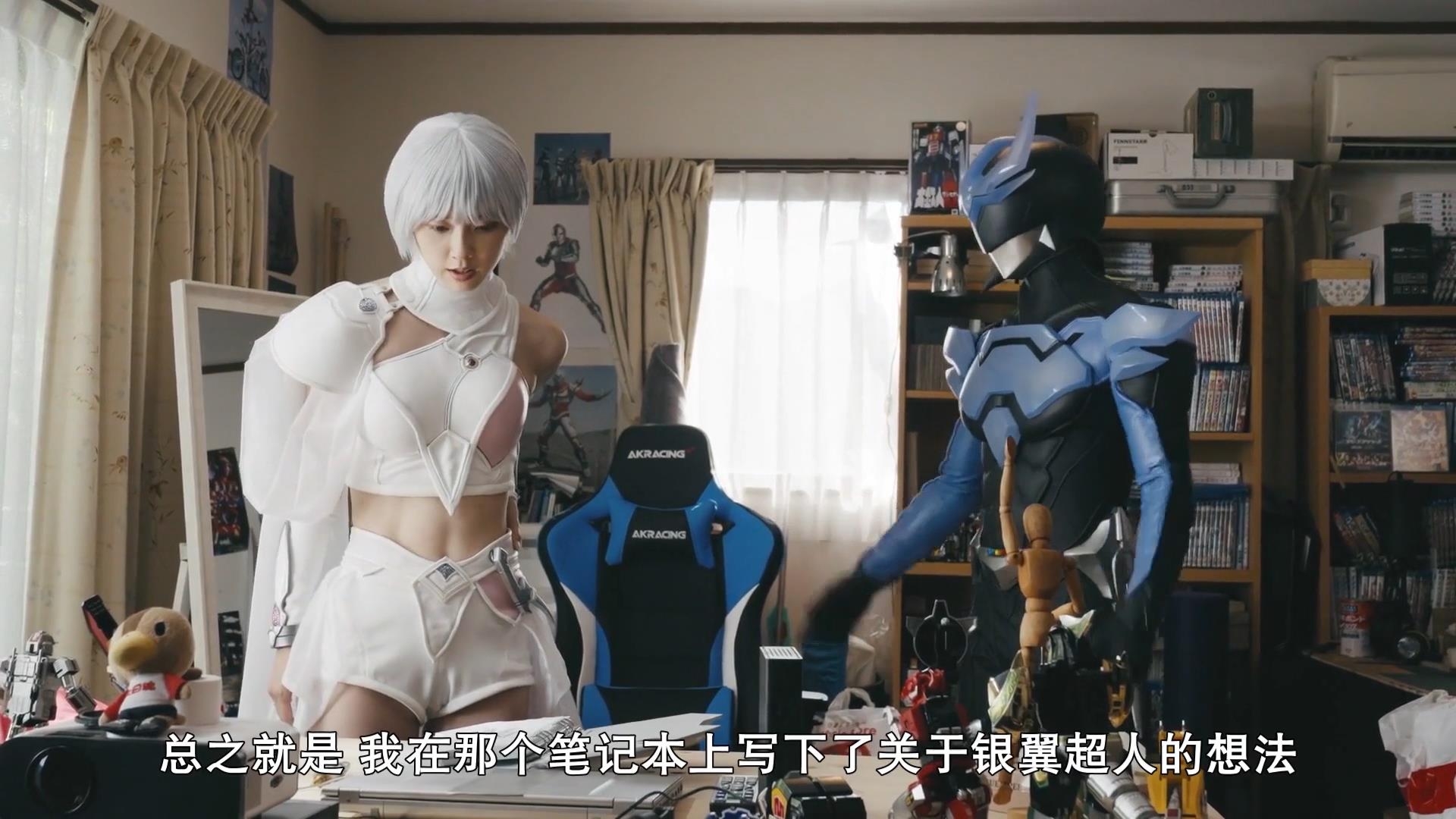 白毛cos还有腹肌的小姐姐