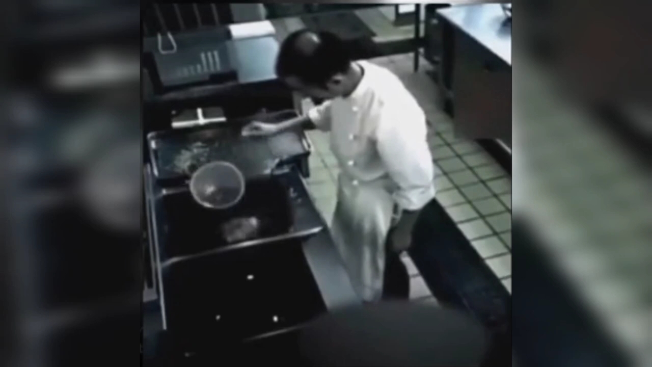 [图]这个厨师身上发生了什么？WHAT HAPPENED TO THIS CHEF AFTER BEING POSSESSED WHILE COOKING