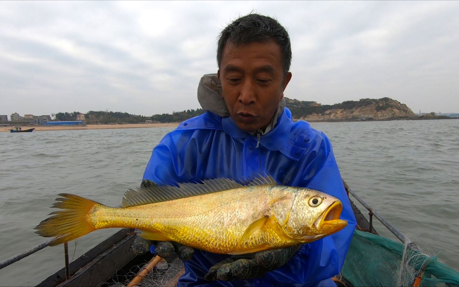 太给力了老魏运气爆棚,捕到活的大黄鱼,金灿灿的还会咕咕叫_哔哩哔哩