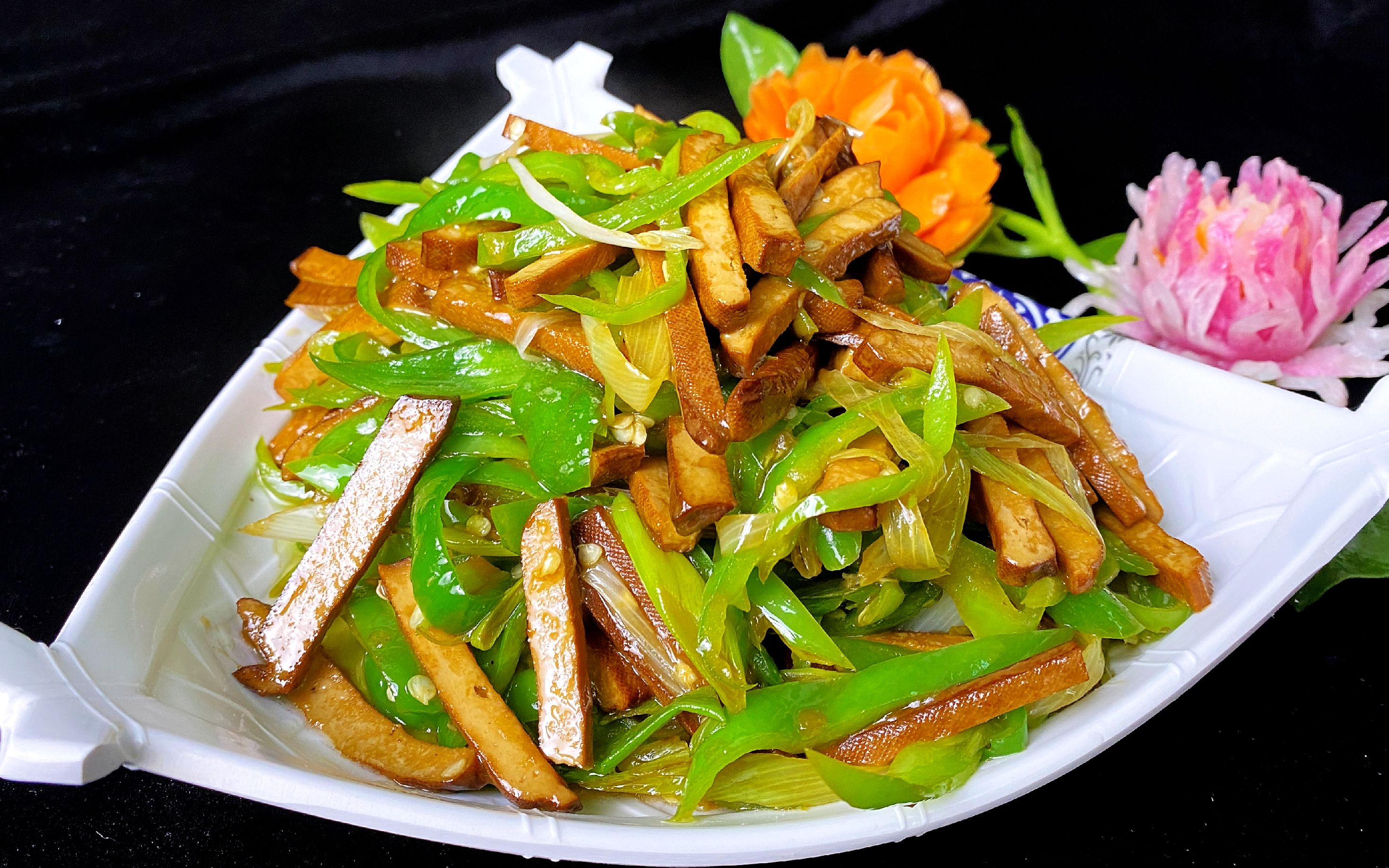 老师傅做道香干炒尖椒讲讲曾经的后厨经历如何八分钟出八个菜