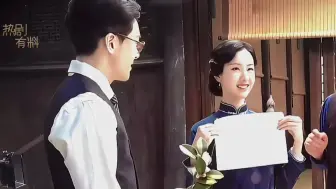 Download Video: 顾易中开窍知道给老婆送花了，俩人害羞的样子真是可爱