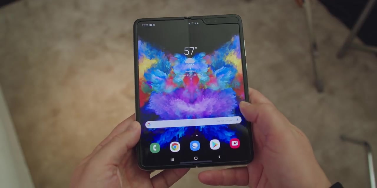 老外体验三星galaxy fold折叠屏手机