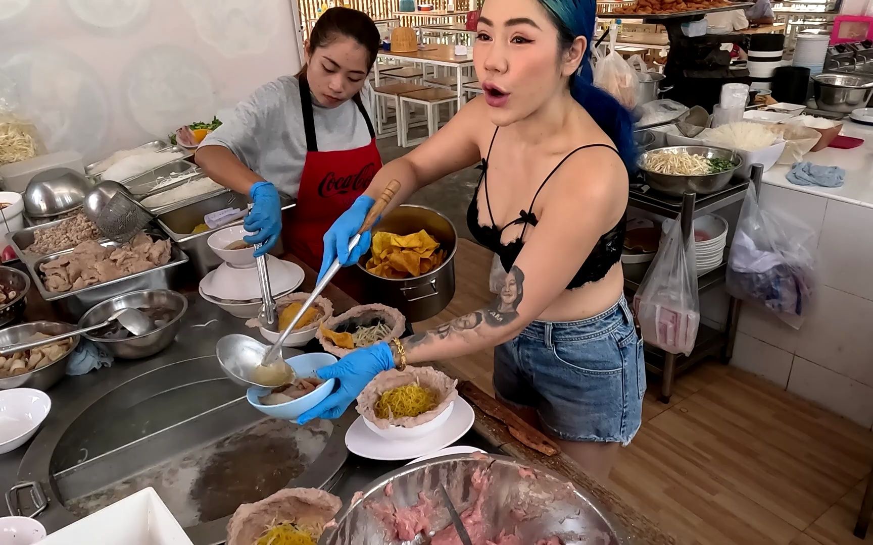 勤劳漂亮的女厨师准备鸡肉面 - 泰国街头美食