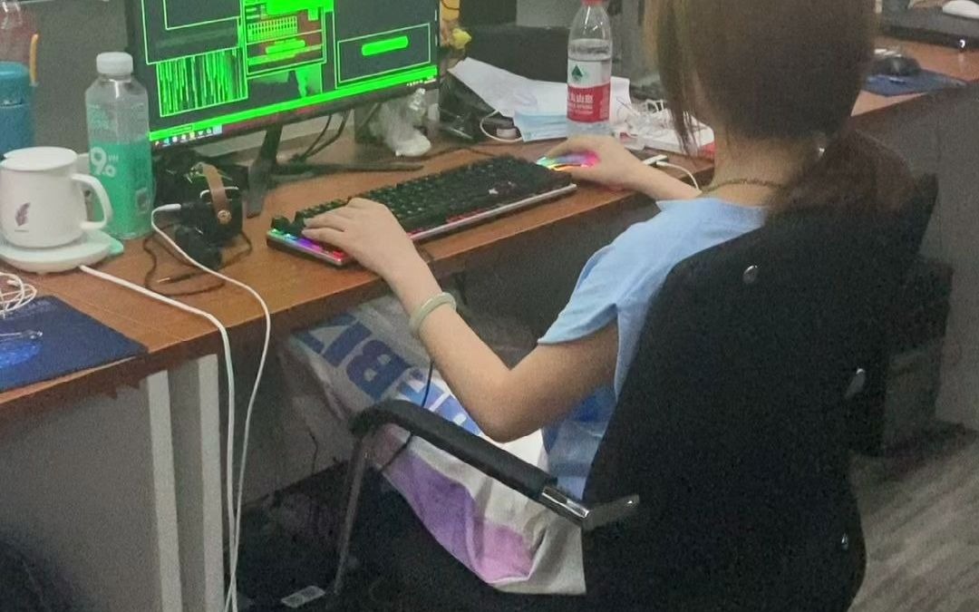 果然黑客大佬敲代码的手速就是不一样一看就是练家子