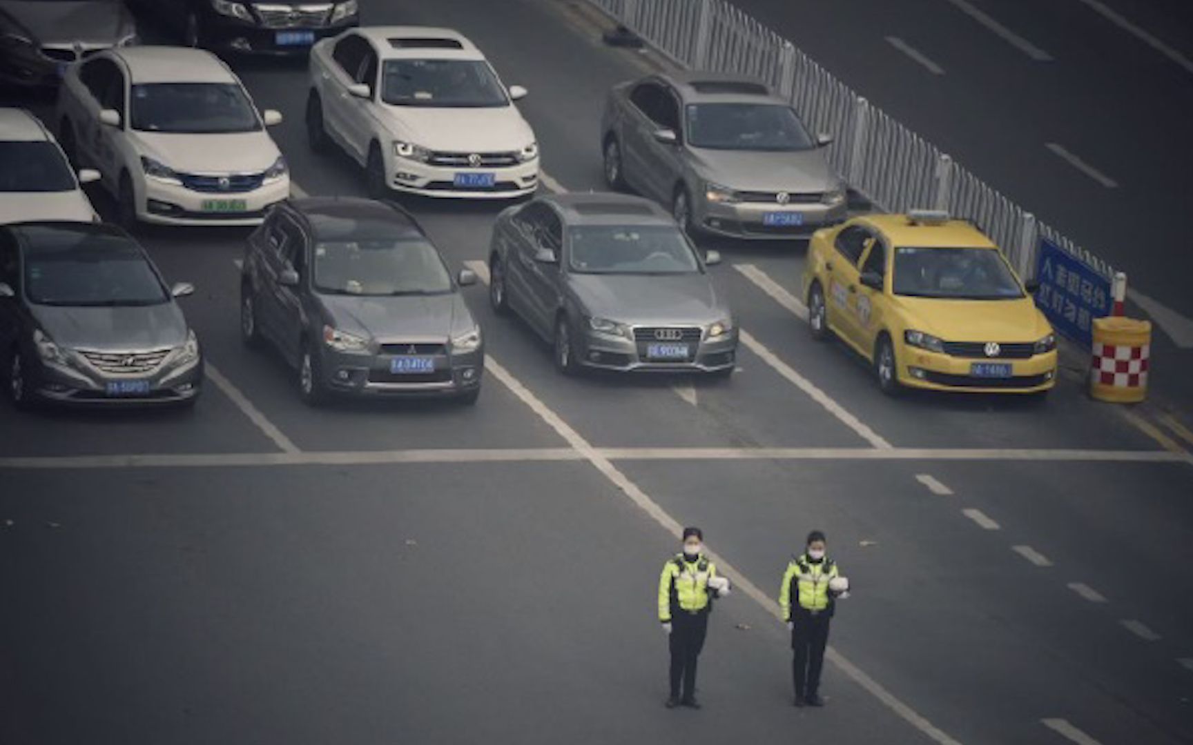 [图]南京全城“定格”一分钟！此刻，他们纷纷驻足为遇难同胞默哀