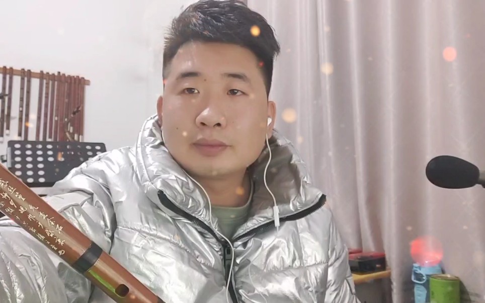 小伙用笛子演奏《这一拜》