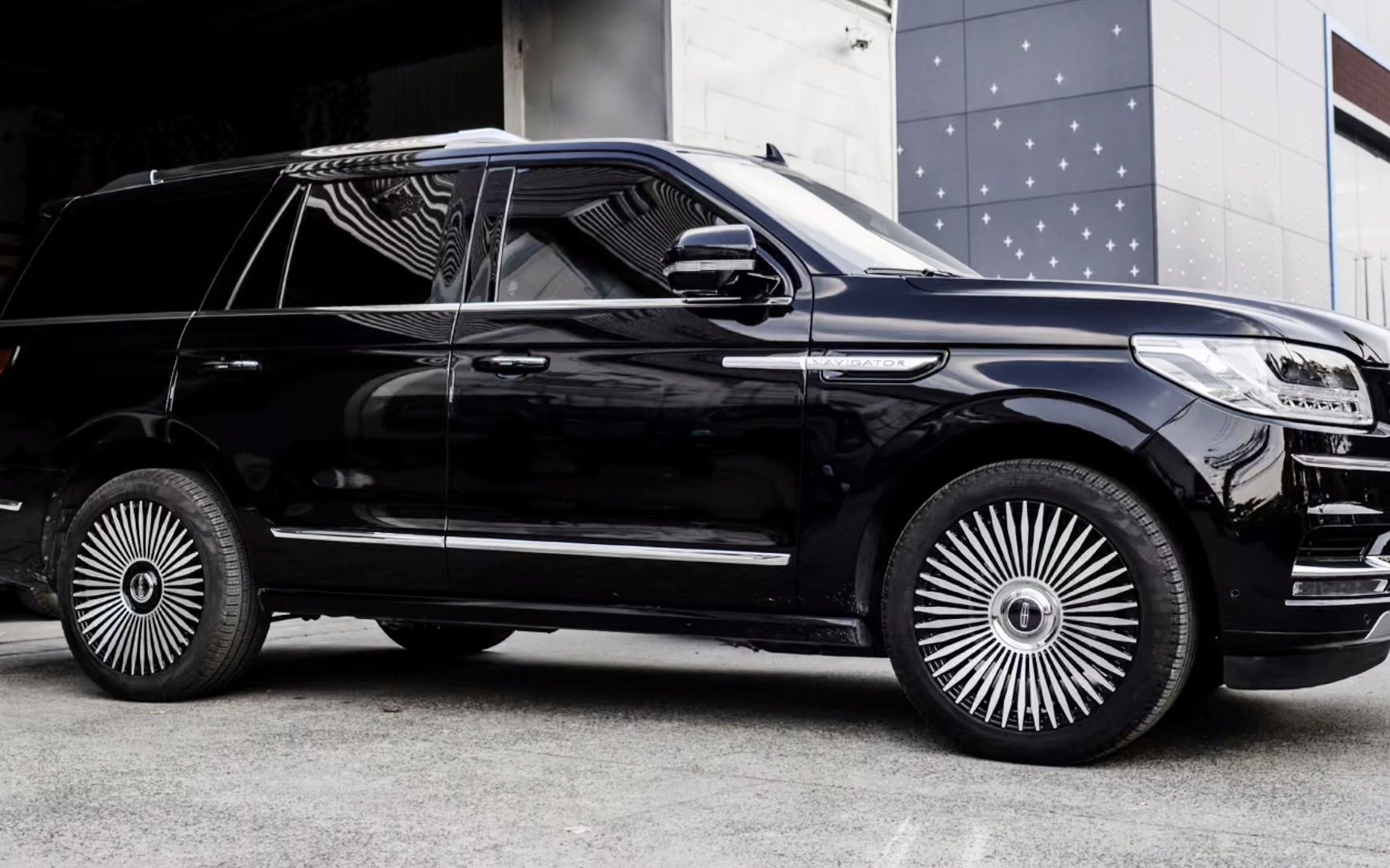 林肯领航员以旧换新升级改装22寸网红悬浮款锻造轮毂