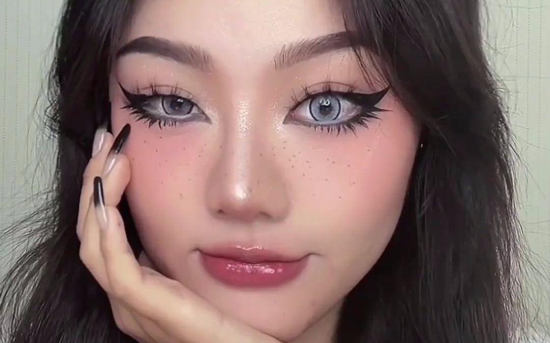 仿妆: e-girl仿妆,像个漫画人物,斗胆尝试