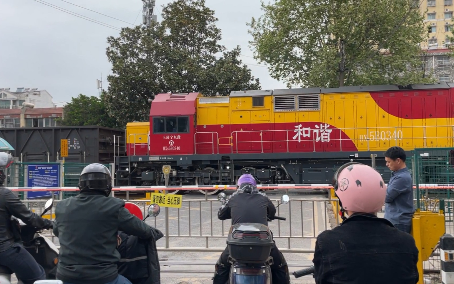 5b0340牵引34辆敞车编组的货物列车通过铁路道口离开宁芜线西善桥站