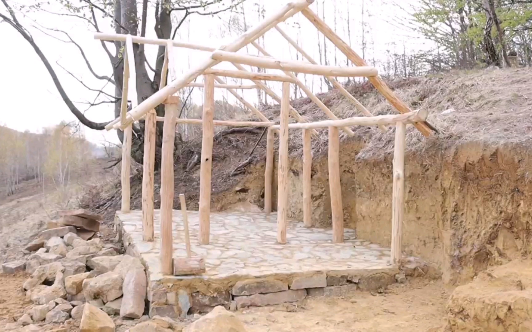 学习贝爷德爷野外生存,建造一个精致庇护所木屋营地part1,石头铺地面