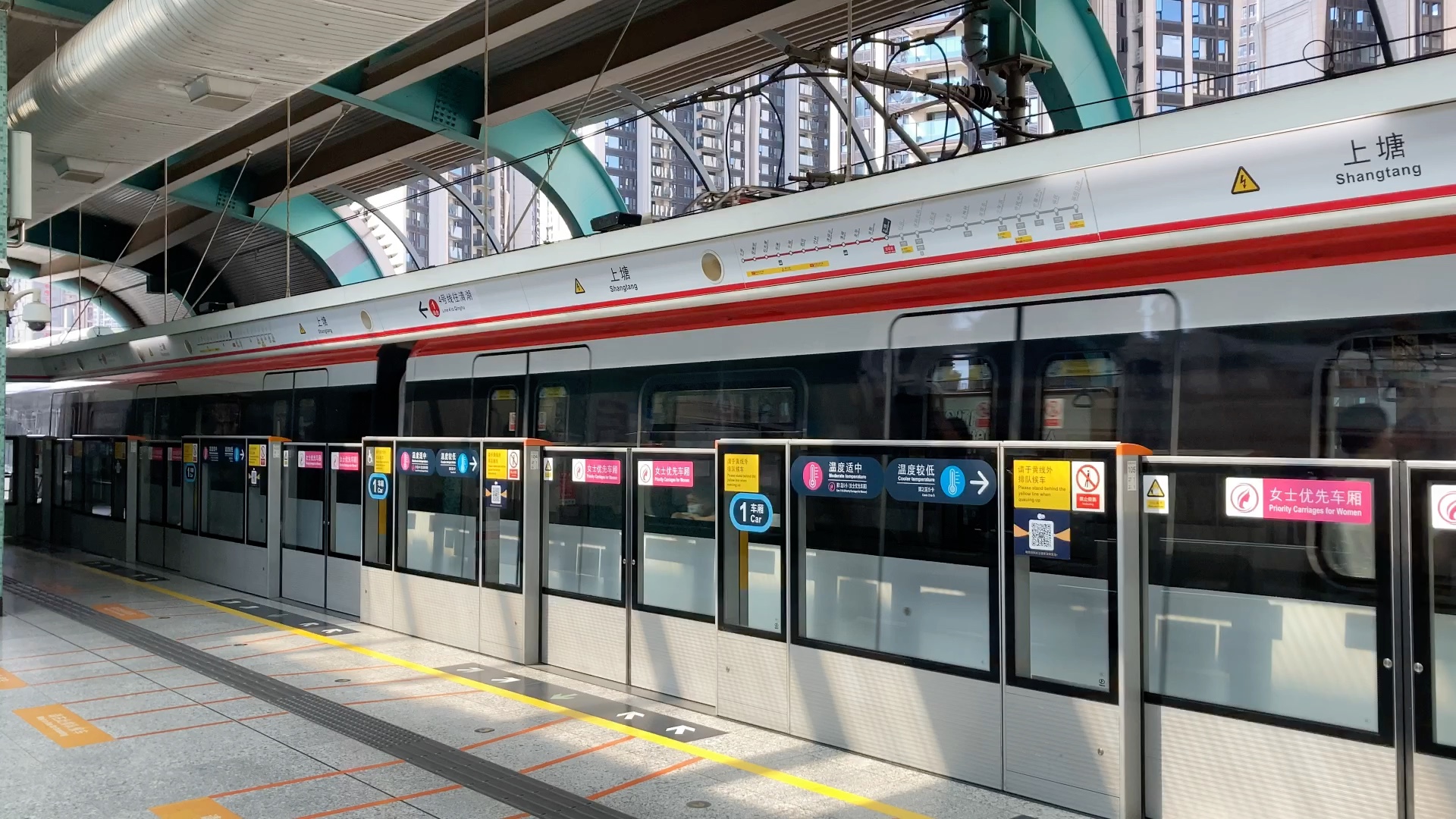 深圳地铁4号线龙华线增购列车新车出站