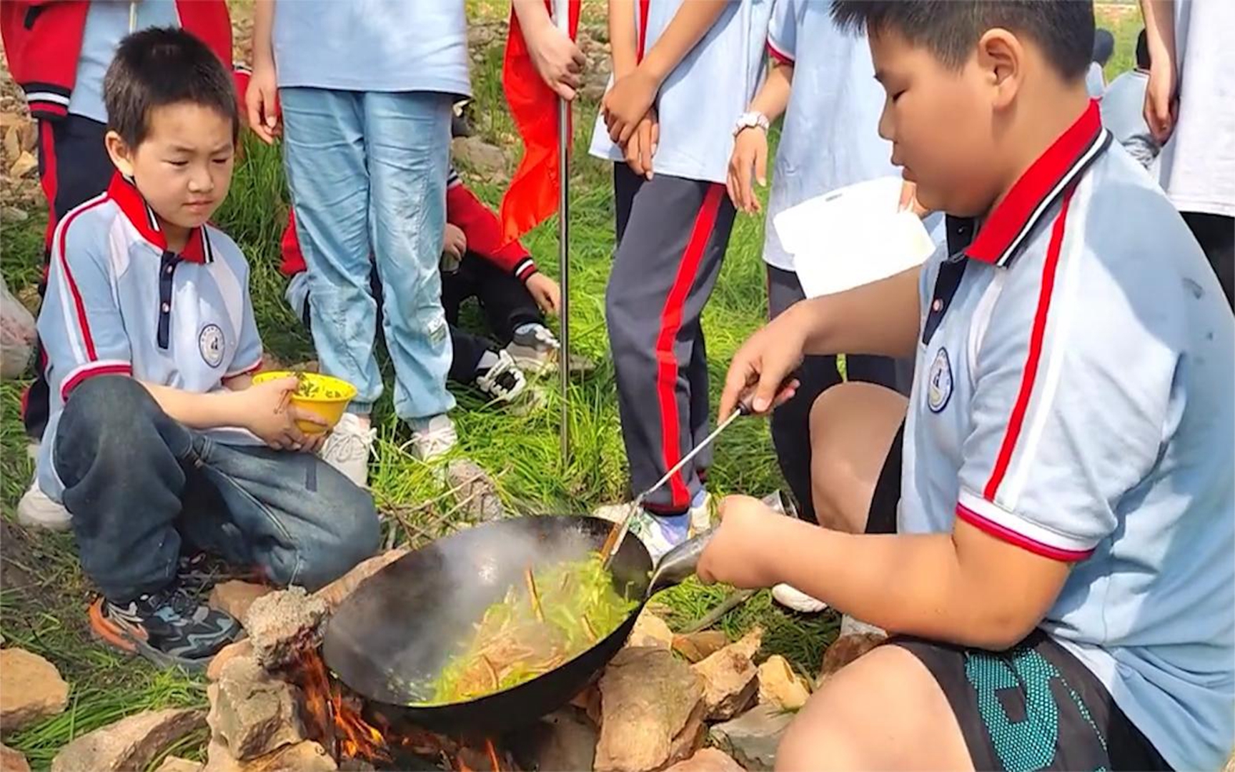5年级学生野炊厨神出没!小男孩颠锅游刃有余,同学蹲着坐等开吃